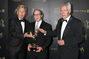 los angeles - 29 avril pat sajak, harry friedman, alex trebek aux 2017 creative daytime emmy awards au pasadena civic auditorium le 29 avril 2017 à pasadena, ca photo