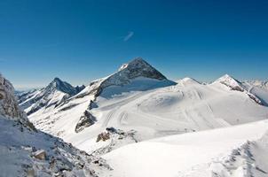 paysage pittoresque d'hiver avec des pistes de ski et de snowboard photo