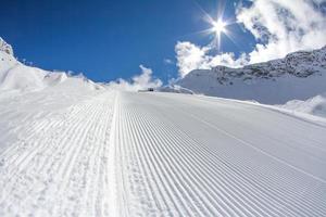 piste de ski parfaitement entretenue photo