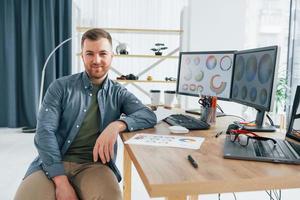 métier créatif. designer masculin travaillant au bureau à l'aide d'un ordinateur photo