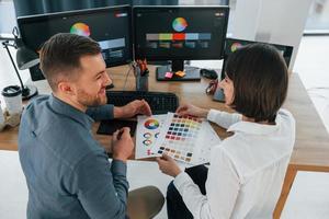 vue de dessus. deux designers travaillant ensemble au bureau photo