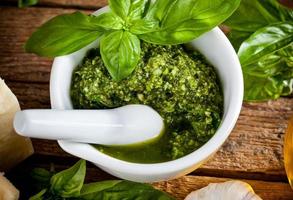 sauce pesto maison au basilic et pignons de pin dans un mortier blanc photo