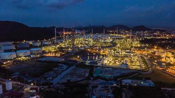 industrie de la raffinerie de pétrole la nuit photo