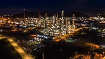 industrie de la raffinerie de pétrole la nuit photo
