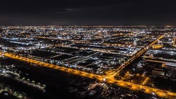 une vue aérienne de la zone industrielle de nuit photo