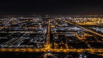 une vue aérienne de la zone industrielle de nuit photo