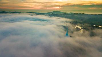 montagnes et brouillard en thaïlande