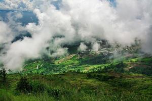 paysage de brouillard et de montagne, en thaïlande photo