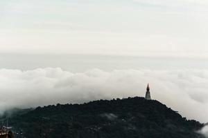 brume matinale avec montagne, mer de mis photo