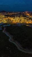 industrie de la raffinerie de pétrole la nuit photo