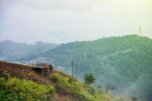 paysage de brouillard et de montagne, en thaïlande photo