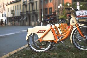 milan italie 2018 partage de vélos à milan. des vélos sont disponibles pour le ticket de transport en commun photo