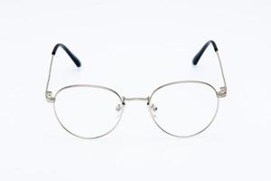 montures de lunettes de soleil mode argent sur fond blanc. photo