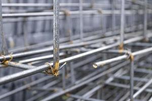 l'acier qui est plié et regroupé dans un cadre en acier est utilisé pour la construction. photo