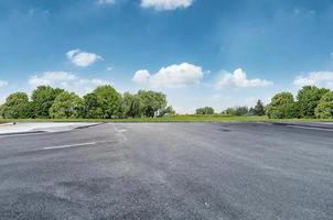 route vide sur fond de jardin agréable et confortable avec un beau ciel bleu. photo