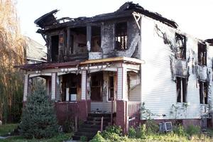 maison endommagée par le feu
