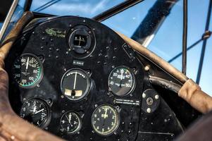 Goodwood, West Sussex, UK, 2012. Cockpit d'un biplan Boeing Stearman 75 1942 photo