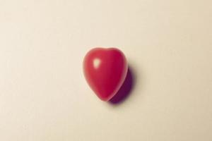 tomate cerise en forme de coeur photo