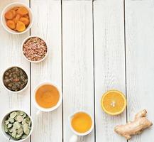 ingrédients pour stimuler le système immunitaire - herbes, gingembre, orange, miel et baies d'églantier. photo