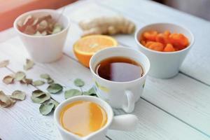 ingrédients pour stimuler le système immunitaire - herbes, gingembre, orange, miel et baies d'églantier. photo