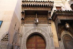 porte d'un immeuble à fès, maroc photo