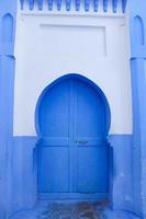 porte d'une maison à chefchaouen, maroc photo