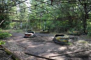 autos tamponneuses, ville de pripyat dans la zone d'exclusion de tchernobyl, ukraine photo