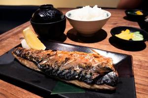 Grill saba situé sur une table en bois dans un restaurant japonais photo