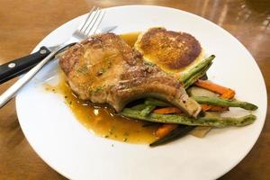 steak de porc à la compote de pommes photo