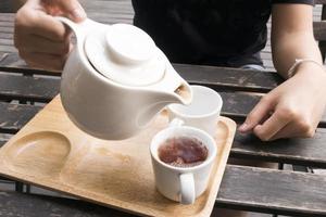 l'heure du thé sur la vieille table en bois. photo