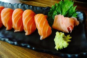 saumon sushi sur table en bois photo