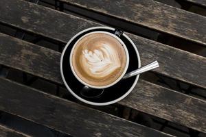 Latte chaud sur une vieille table en bois photo