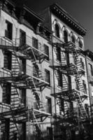 extérieur noir et blanc d'un immeuble à new york