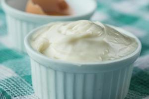 gros plan de mayonnaise dans un récipient sur la table. photo