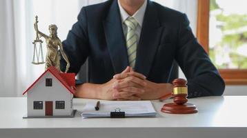 droit, conseil, accord, contrat, avocat, conseil en matière de litiges et signature de contrats en tant qu'avocat pour recevoir les plaintes des clients en matière d'hypothèques immobilières et foncières. concept avocat photo