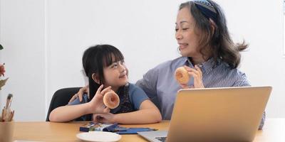 petite fille mangeant des collations avec grand-mère photo