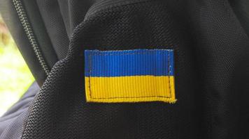 drapeau ukrainien sur sac à dos photo