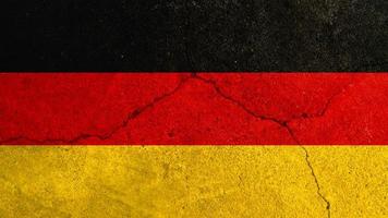 drapeau allemand. drapeau allemand sur un mur de béton fissuré photo