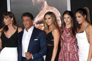 los angeles, 19 novembre - jennifer flavin, sylvester stallone, filles à la première de creed los angeles au théâtre du village le 19 novembre 2015 à westwood, ca photo