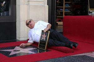 Los angeles, 18 août - danny devito lors de la cérémonie alors que danny devito reçoit une étoile au hollywood walk of fame le 18 août 2011 à los angeles, ca photo