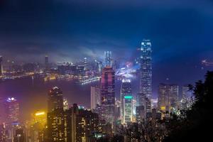Vue sur le port de hong kong victoria du pic à la saison brumeuse photo