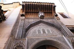 porte d'un immeuble à fès, maroc photo