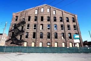 Ancienne usine avec des fenêtres cassées dans le nord de Lawndale, Chica