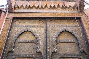 porte d'un immeuble à marrakech, maroc photo