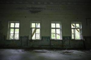 bâtiment dans la zone d'exclusion de tchernobyl, ukraine photo