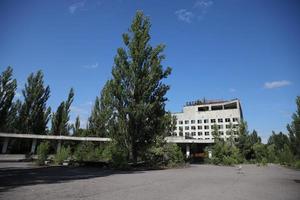 bâtiment de l'hôtel dans la ville de pripyat dans la zone d'exclusion de tchernobyl, ukraine photo
