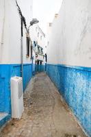 rue de la kasbah des oudayas à rabat, maroc photo