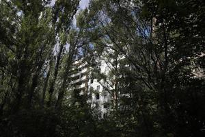bâtiment dans la ville de pripyat, zone d'exclusion de tchernobyl, ukraine photo