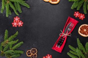 table de noël festive avec appareils électroménagers, pains d'épice, branches d'arbres et agrumes séchés photo