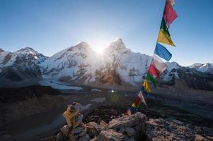 mt.everest au lever du soleil depuis le sommet du kala patthar, népal photo